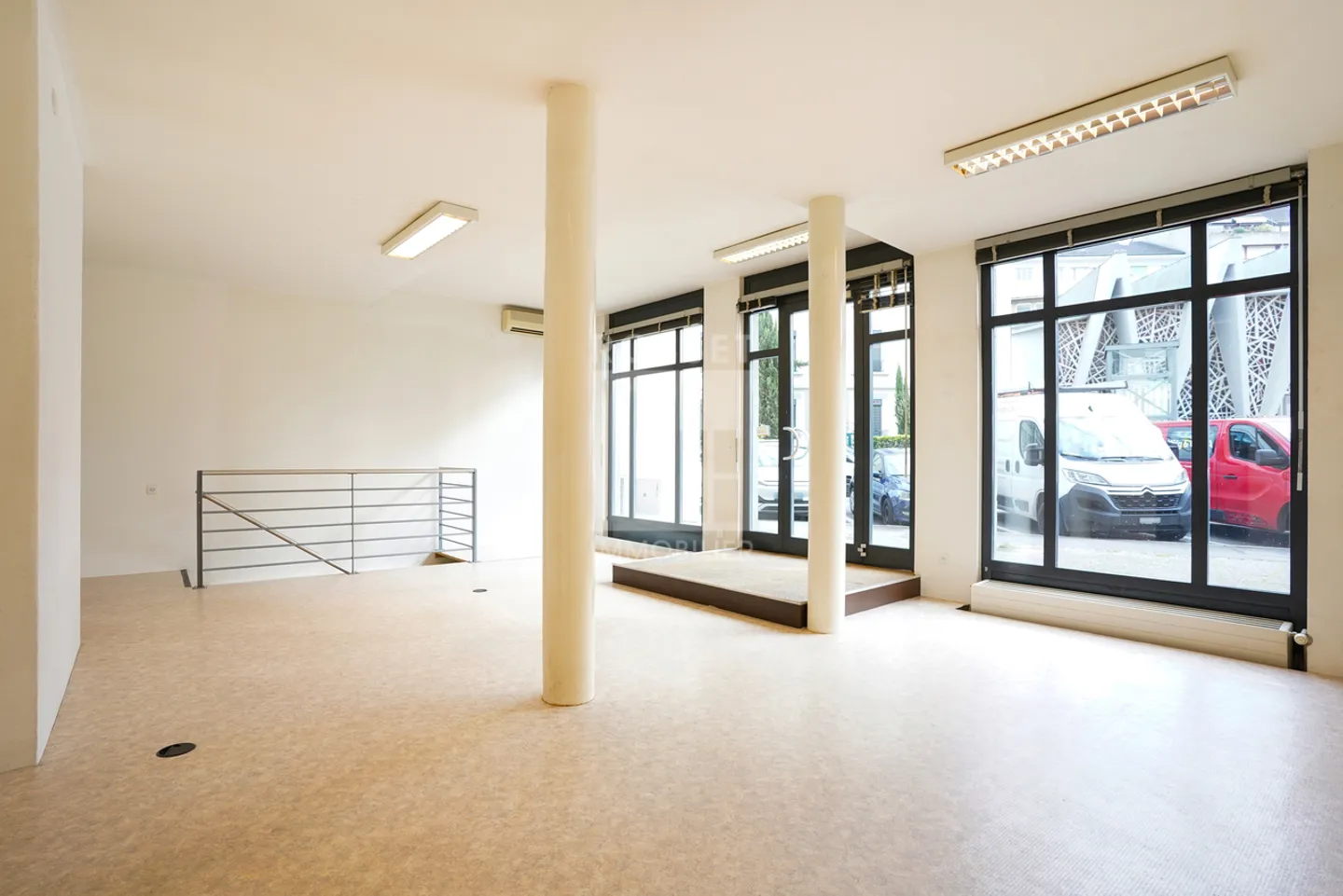 Arcade d'environ 50 m2 au rez-de-chaussée - Photo 1 sur 7