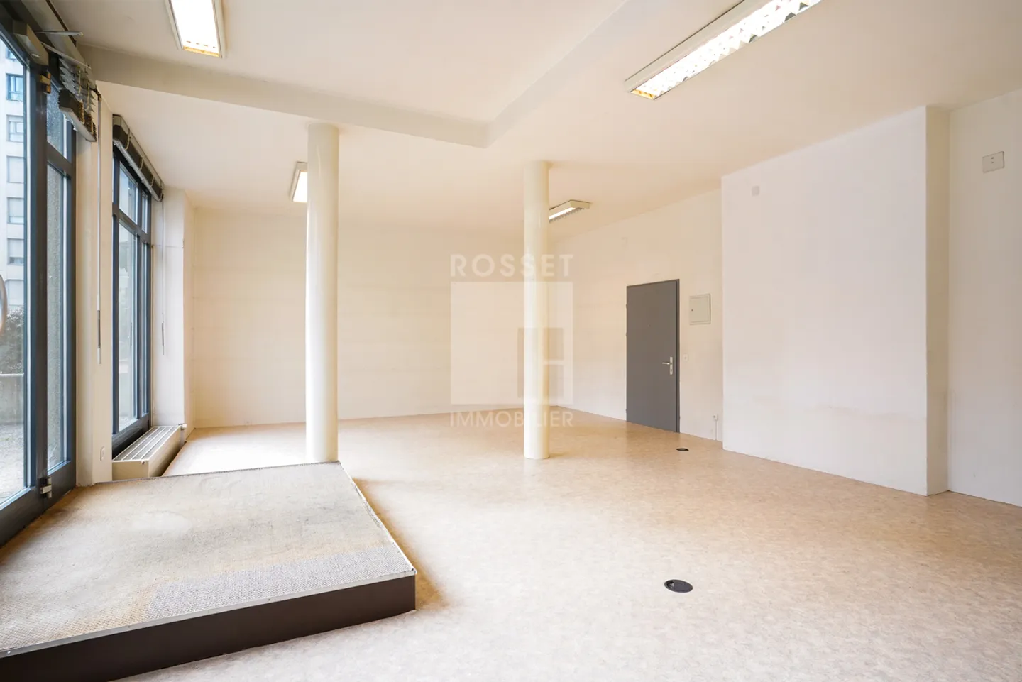 Arcade d'environ 50 m2 au rez-de-chaussée - Photo 2 sur 7