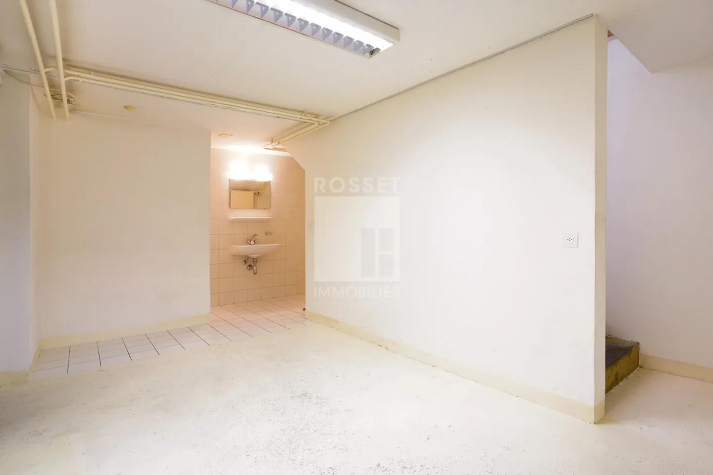 Arcade d'environ 50 m2 au rez-de-chaussée - Photo 3 sur 7