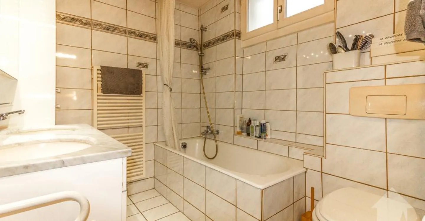 Charming 4-Room Apartment - Photo 4 of 12
