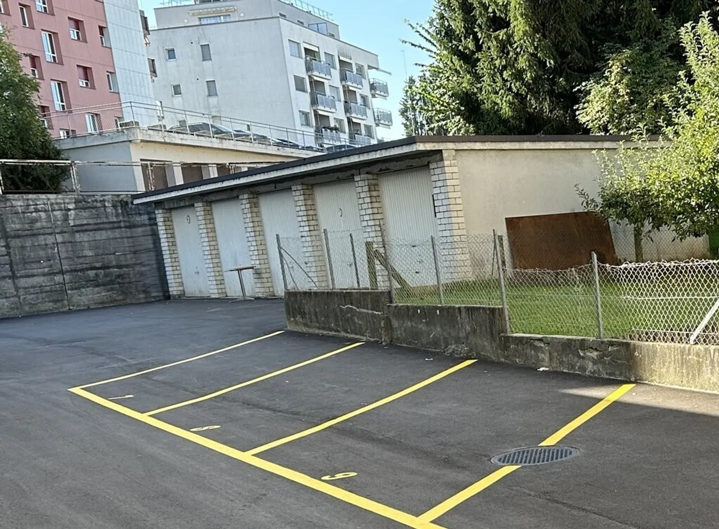 Box garage individuale in affitto vicino alla stazione e ai negozi. - Foto 1 di 2