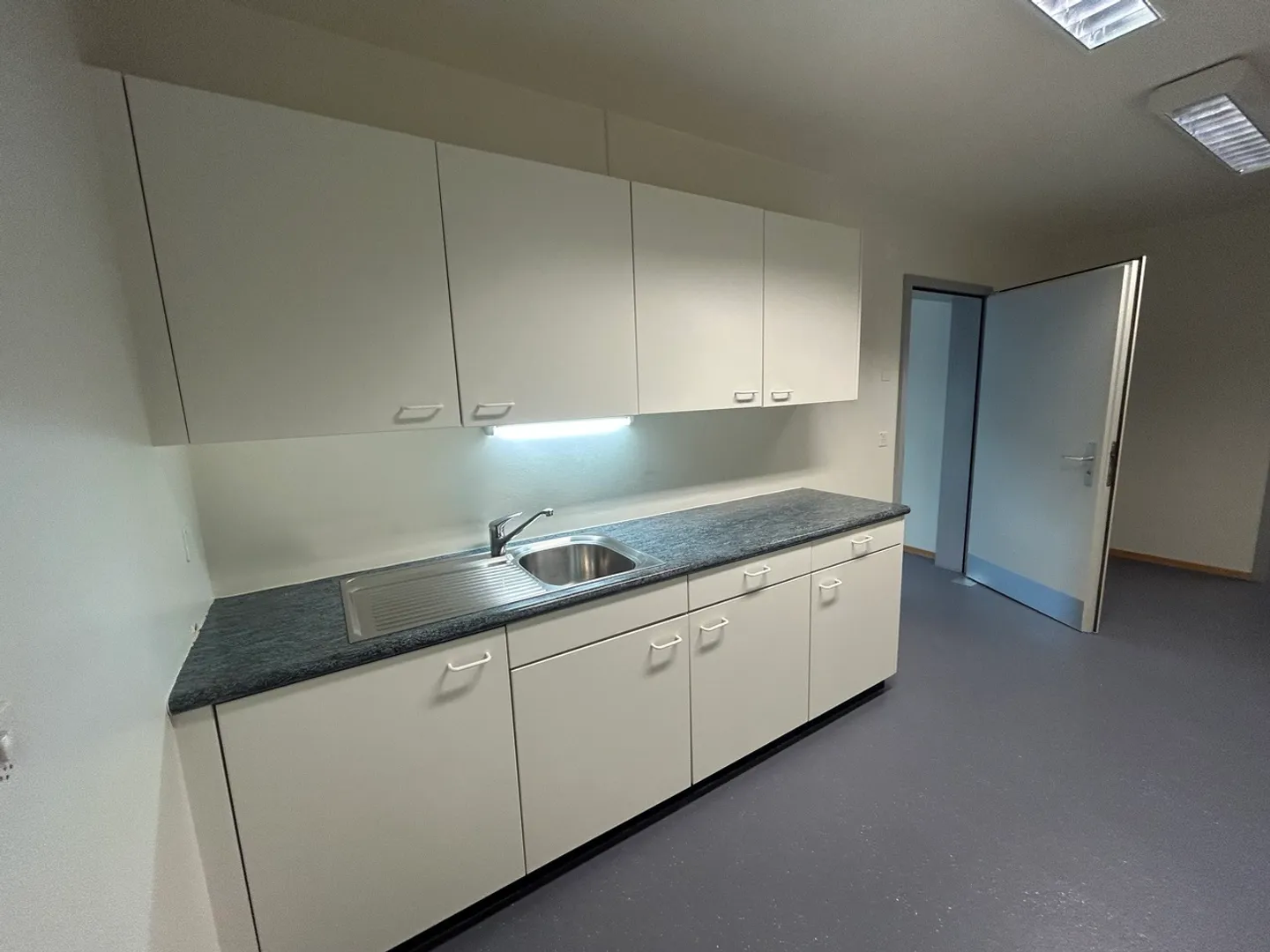 Medical Office / 4 rooms - Photo 7 of 12