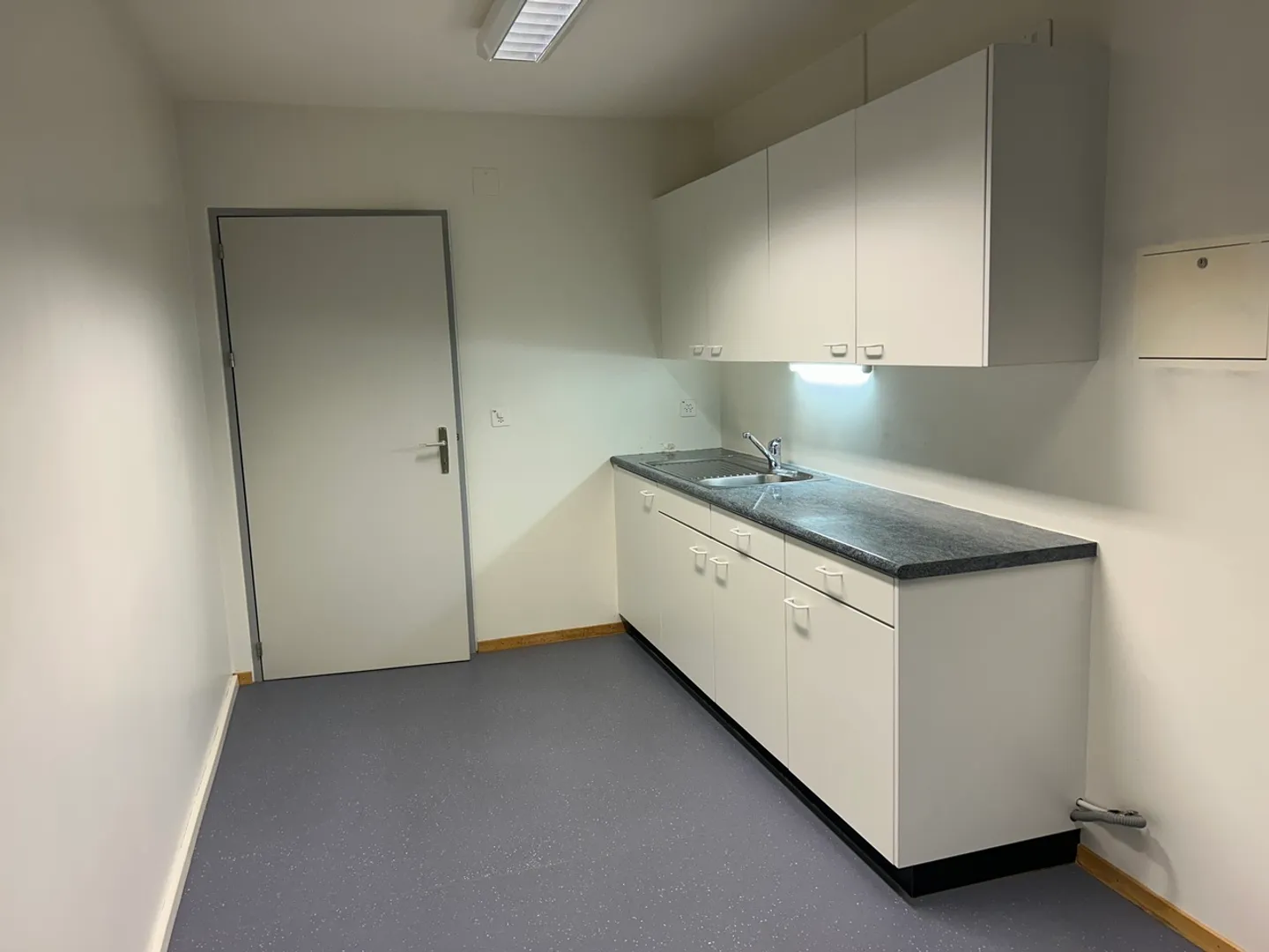 Medical Office / 4 rooms - Photo 8 of 12