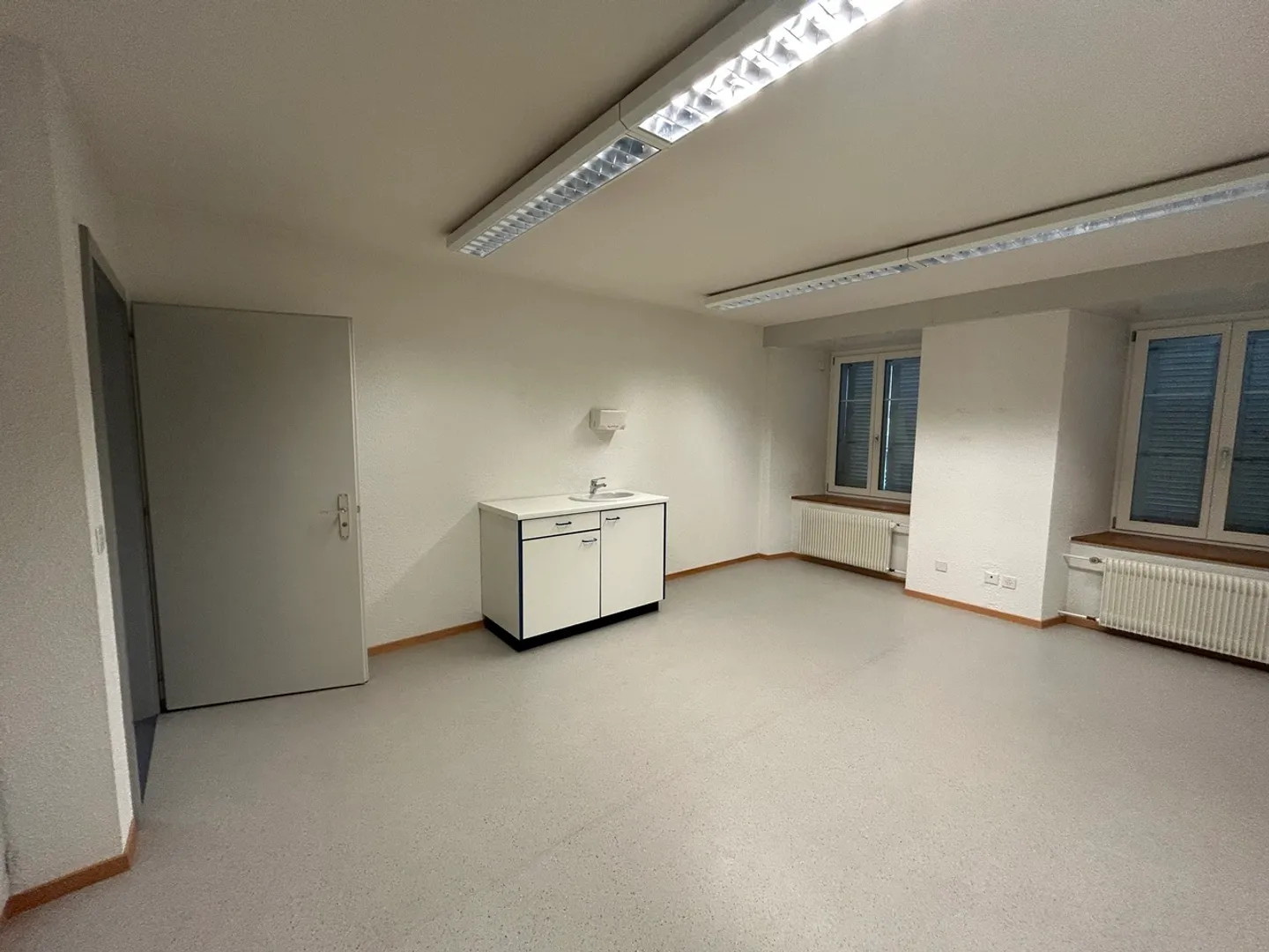 Medical Office / 4 rooms - Photo 9 of 12
