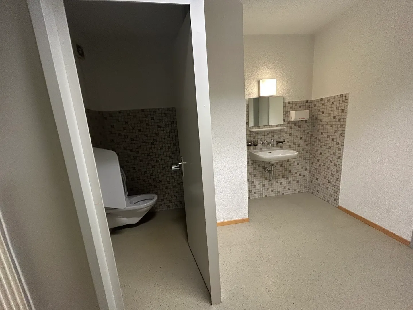Medical Office / 4 rooms - Photo 10 of 12