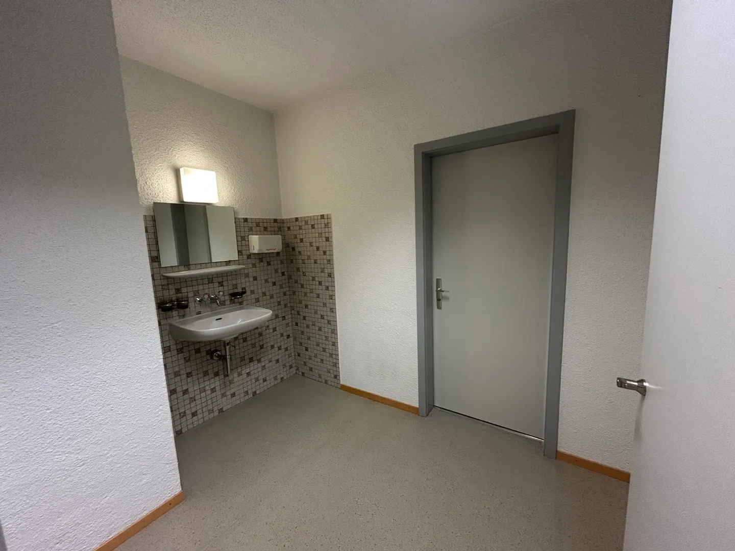 Medical Office / 4 rooms - Photo 11 of 12