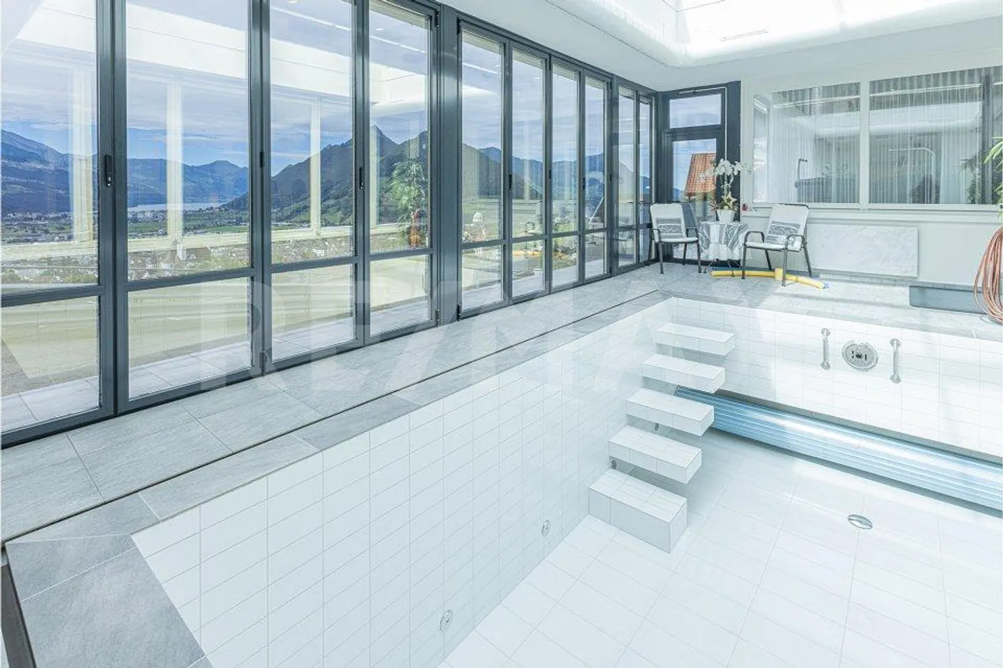 Esclusiva villa unifamiliare di 7 stanze, con piscina interna e giardino d'inverno, 6430 Schwyz - Foto 4 di 13