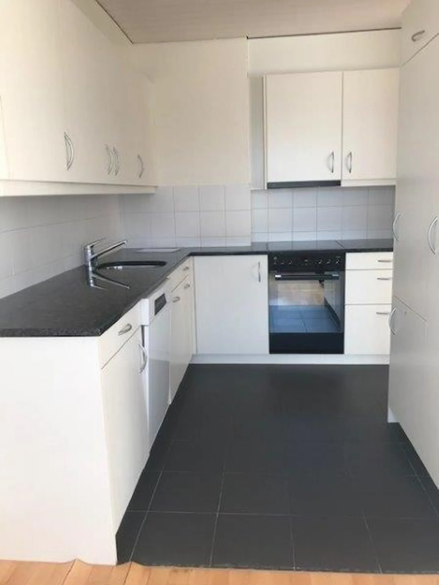 APPARTEMENT PENTHOUSE MODERNE 3.5 CHAMBRES AVEC UNE SUPERBE VUE - Photo 4 sur 12