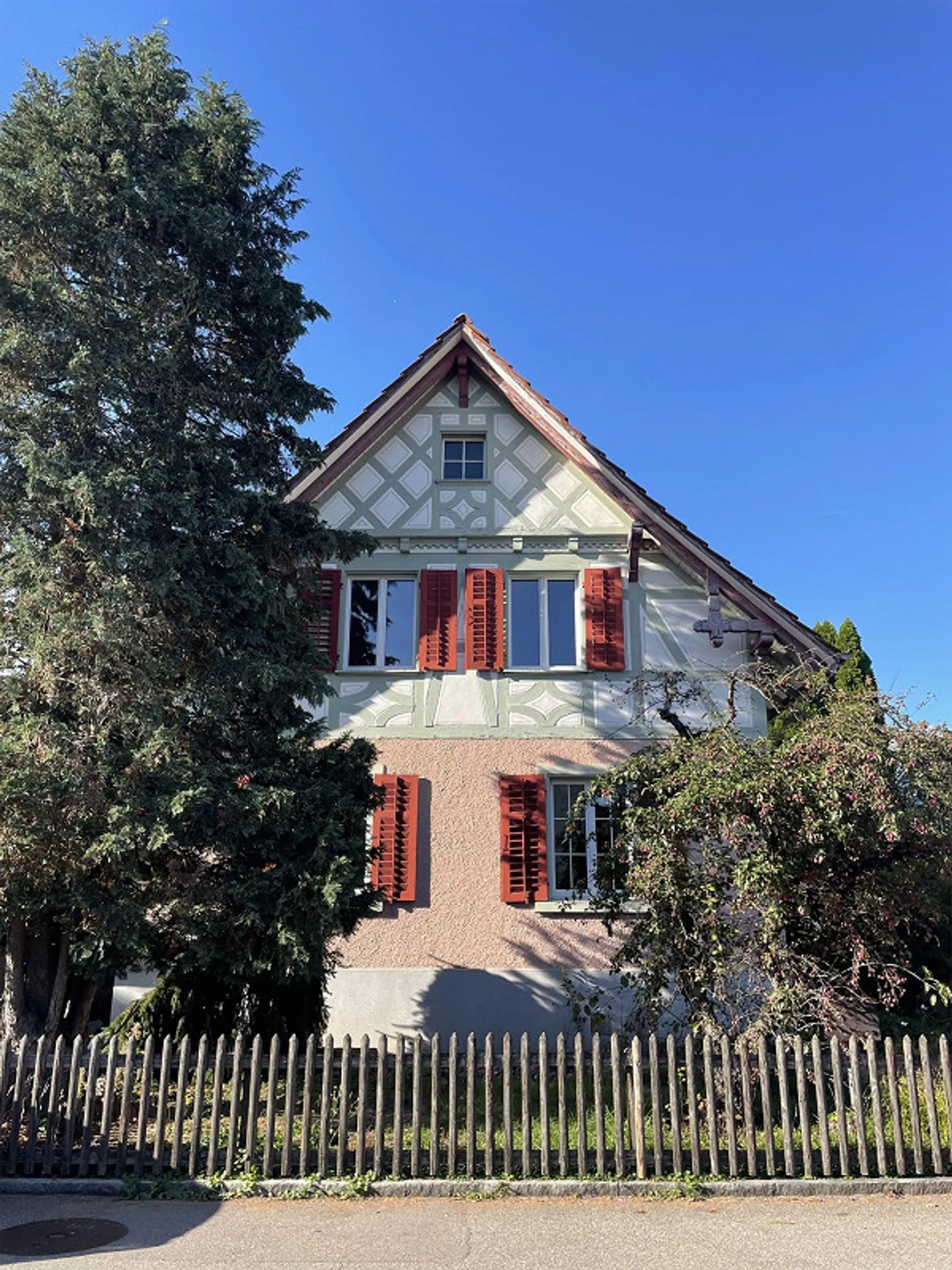 Charmantes, frisch renoviertes Riegelhaus mit grossem Garten - Foto 1 von 15