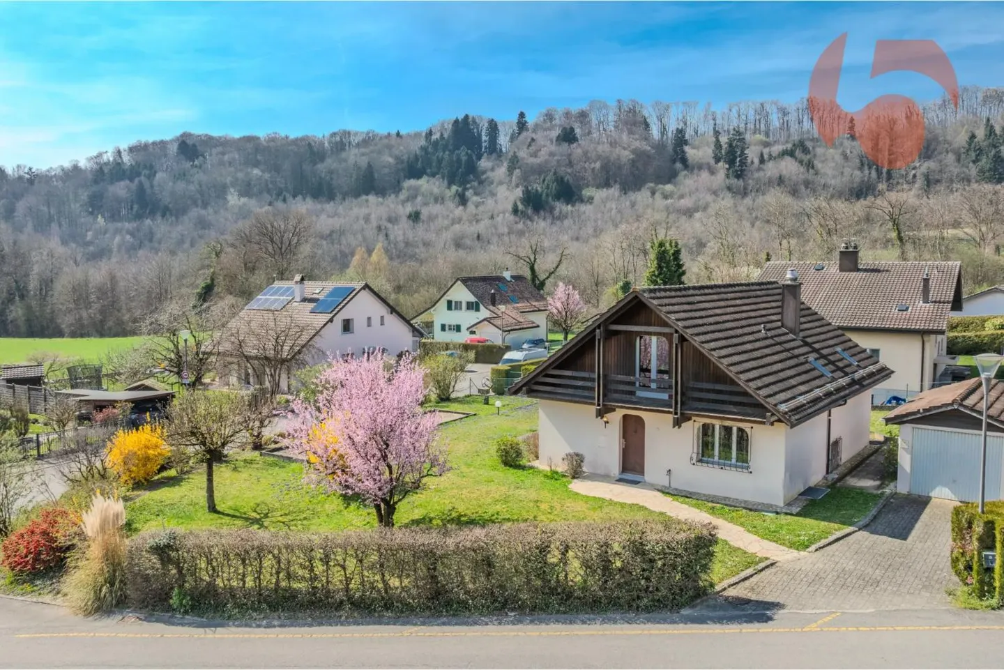 Villa de caractère avec beaux volumes - Photo 2 sur 13
