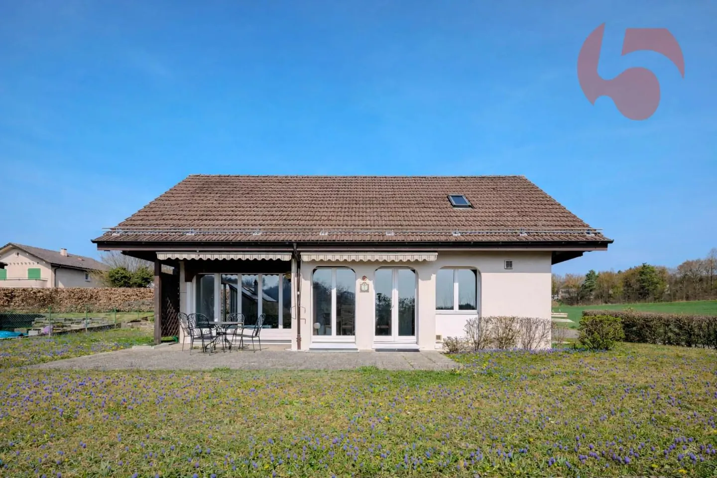 Villa de caractère avec beaux volumes - Photo 3 sur 13