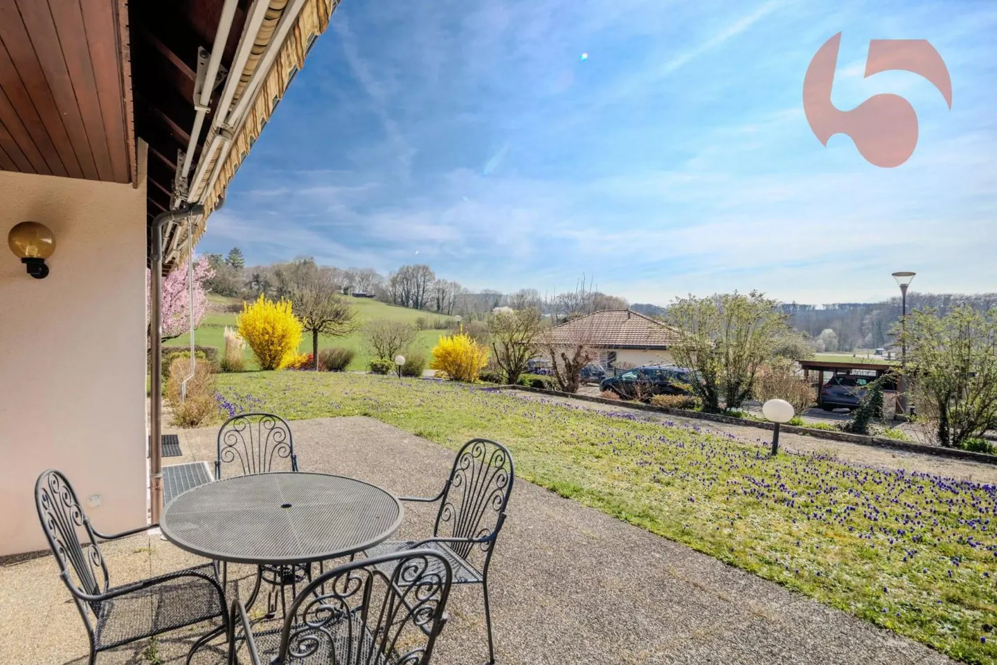 Villa de caractère avec beaux volumes - Photo 4 sur 13