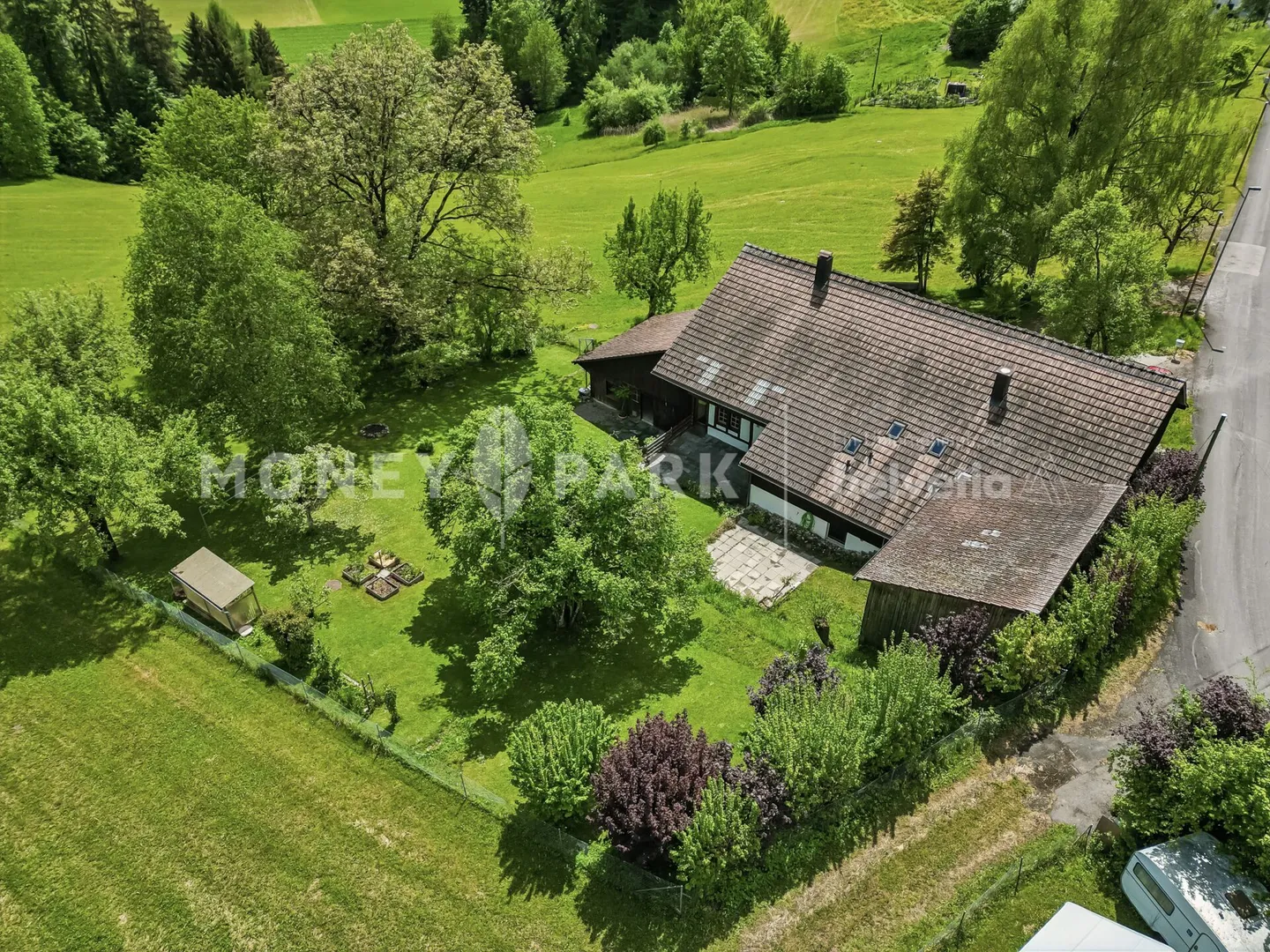 9.5-Zimmer-Landhaus mit Scheunen, grosszügigem Garten und viel Potenzial - Foto 3 von 14