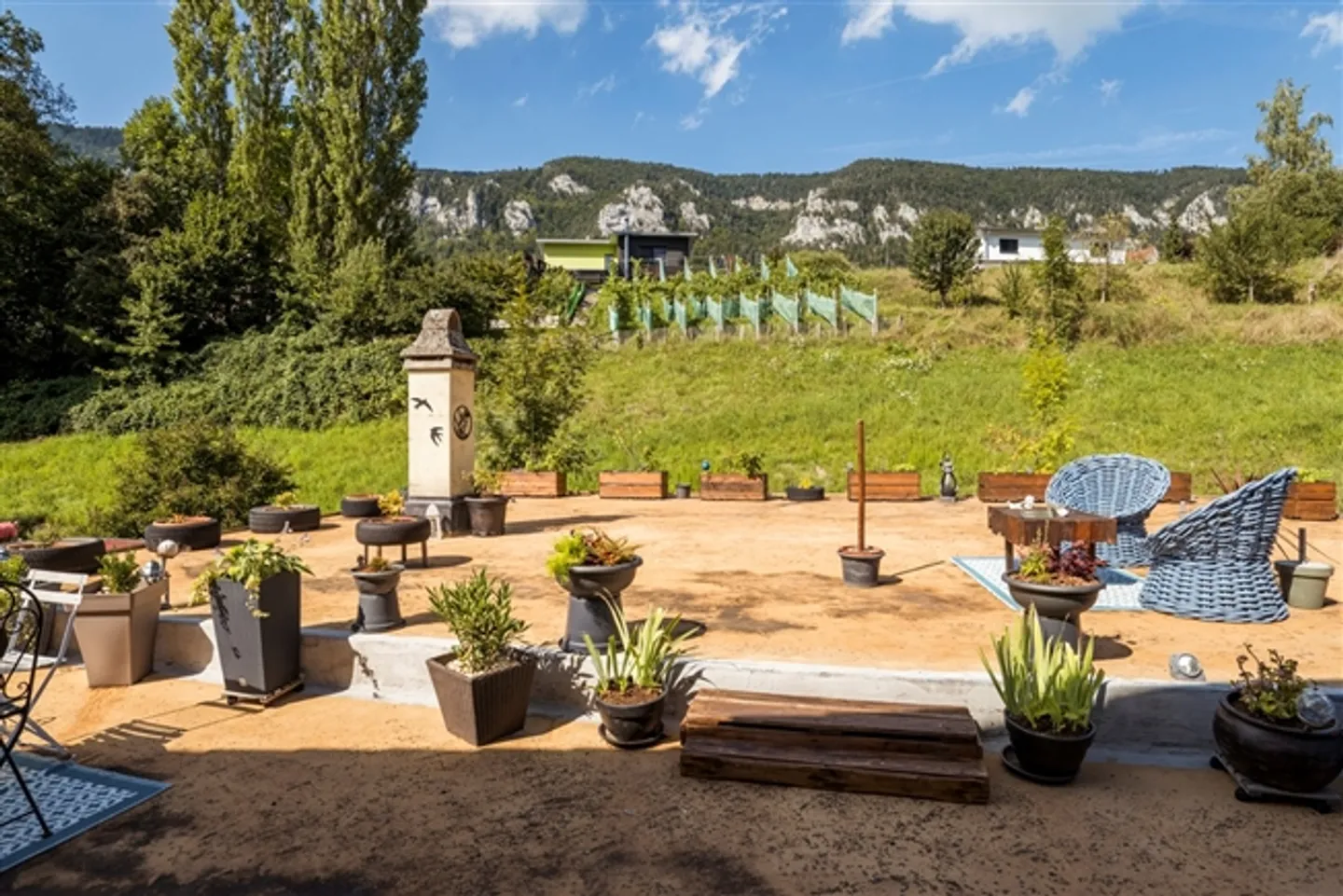 Plot of 2,446 m2, rental house and workshop building - Photo 3 of 13