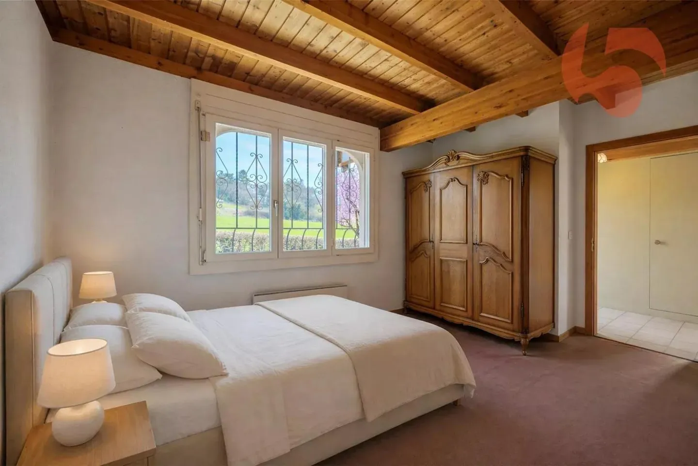 Villa de caractère avec beaux volumes - Photo 11 sur 13