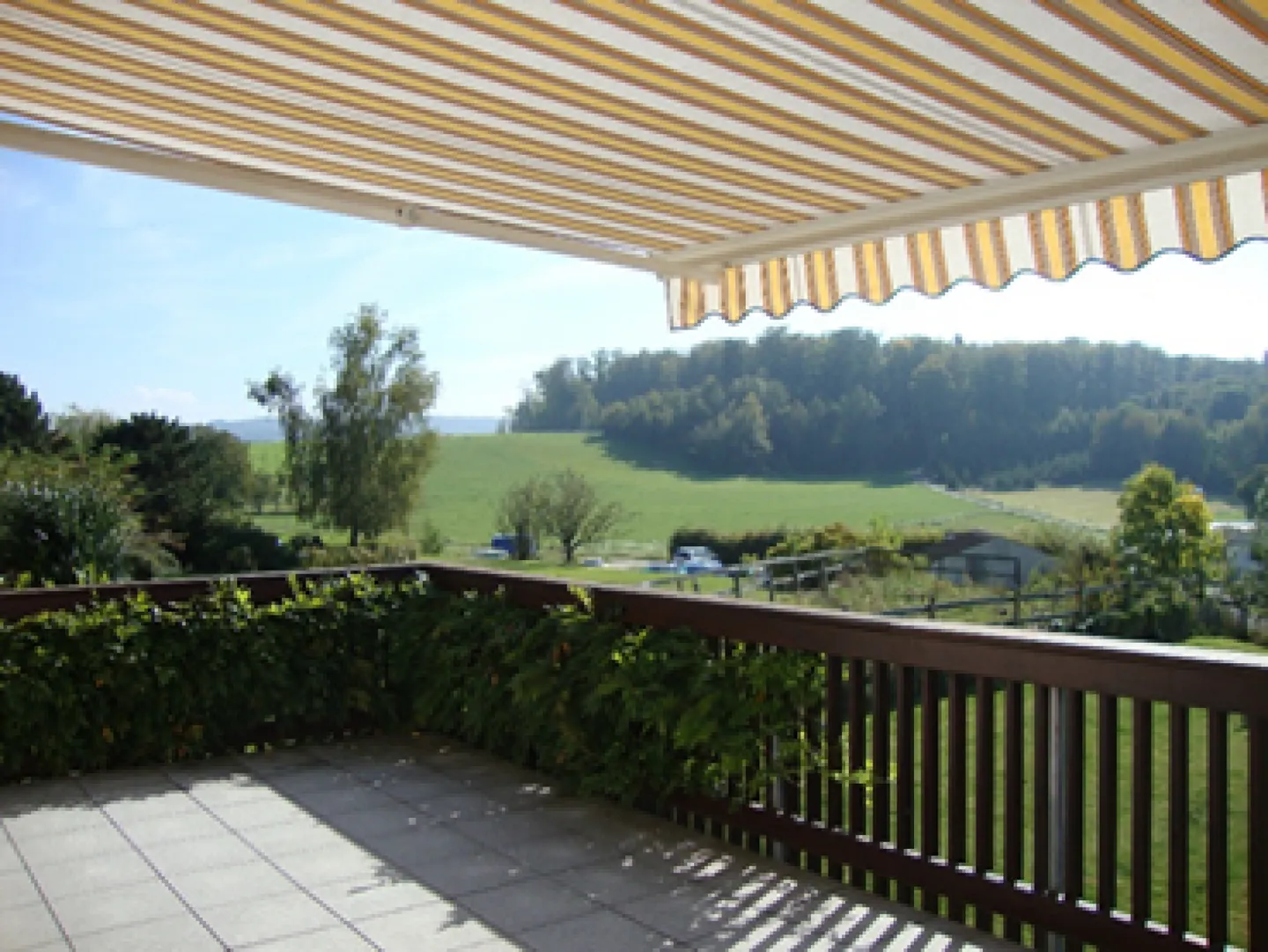 Goditi un ambiente di vita straordinario con vista impareggiabile in questo elegante appartamento di 4,5 stanze a Faoug - Foto 1 di 3