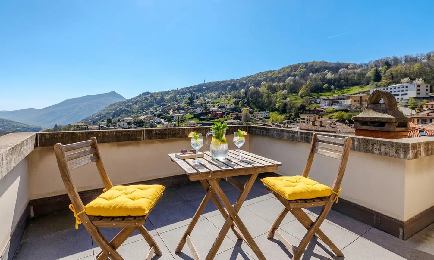 HISTORISCHE WOHNUNG MIT 9 ZIMMERN UND PANORAMATERRASSE IN AROGNO - Foto 3 von 9