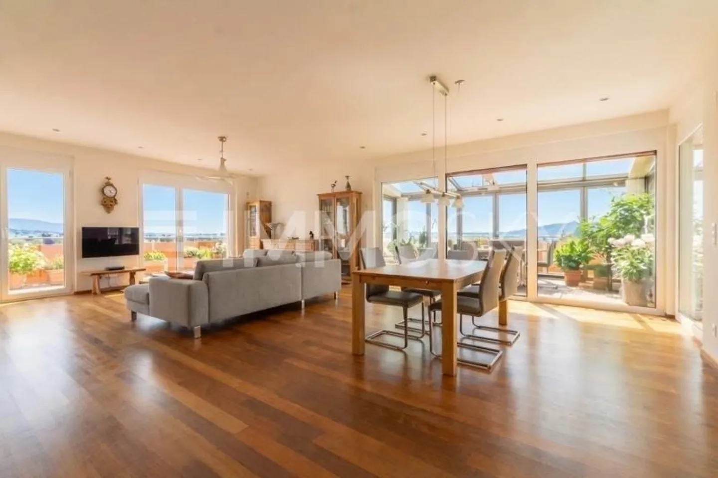 Appartement penthouse luxueux avec terrasse entourante et vue sur le lac - Photo 2 sur 5