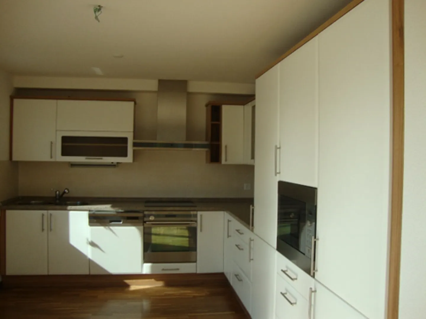 Goditi un ambiente di vita straordinario con vista impareggiabile in questo elegante appartamento di 4,5 stanze a Faoug - Foto 3 di 3