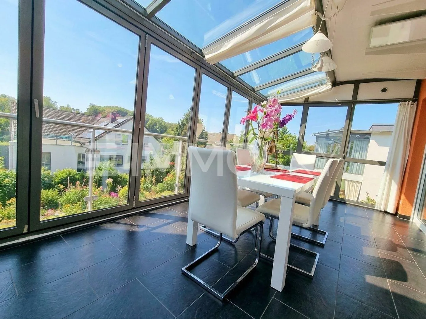 Appartement penthouse luxueux avec terrasse entourante et vue sur le lac - Photo 5 sur 5