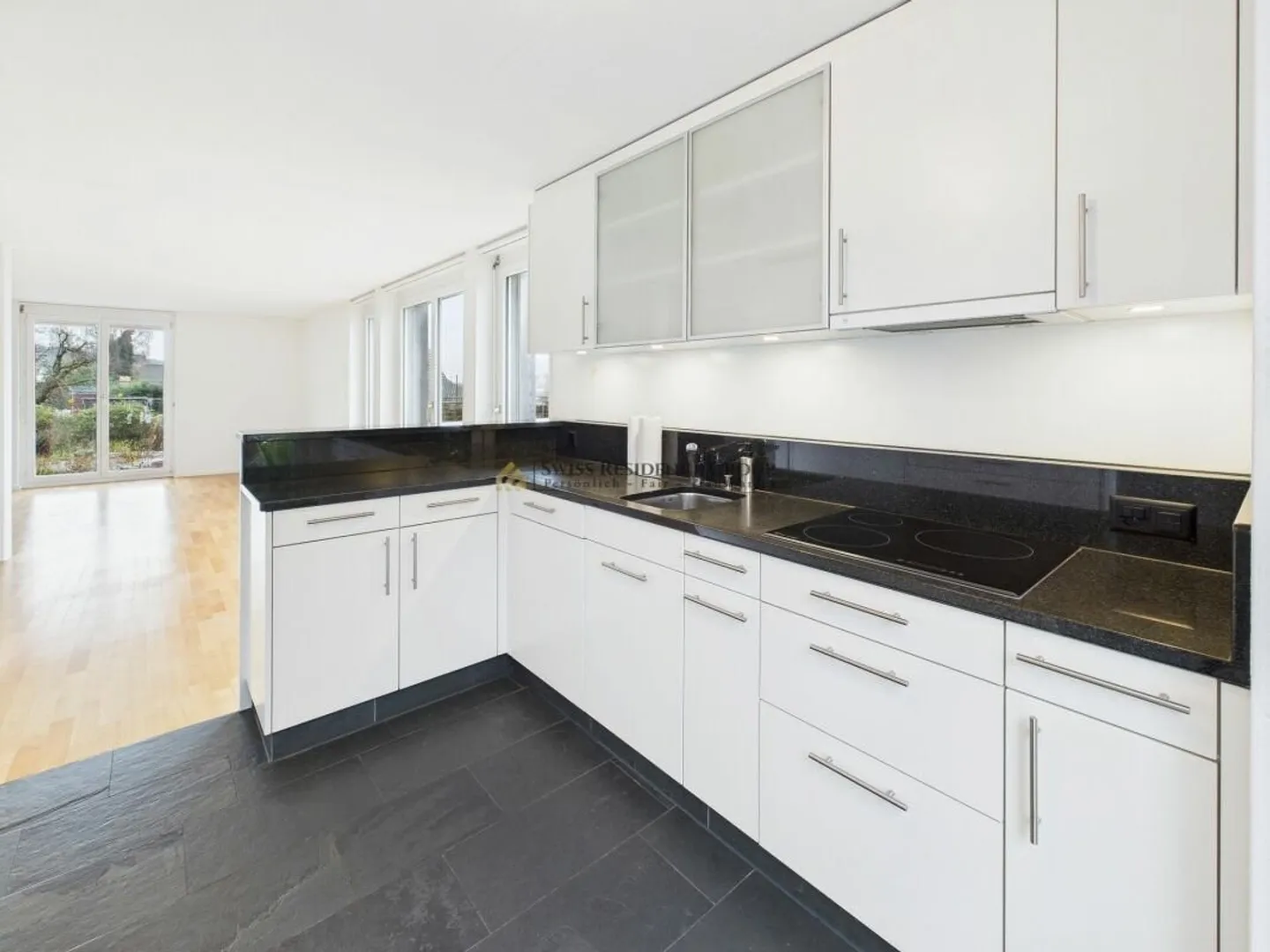 High-quality family residence with garden and unobstructed view of Lake Greifen - Photo 6 of 18