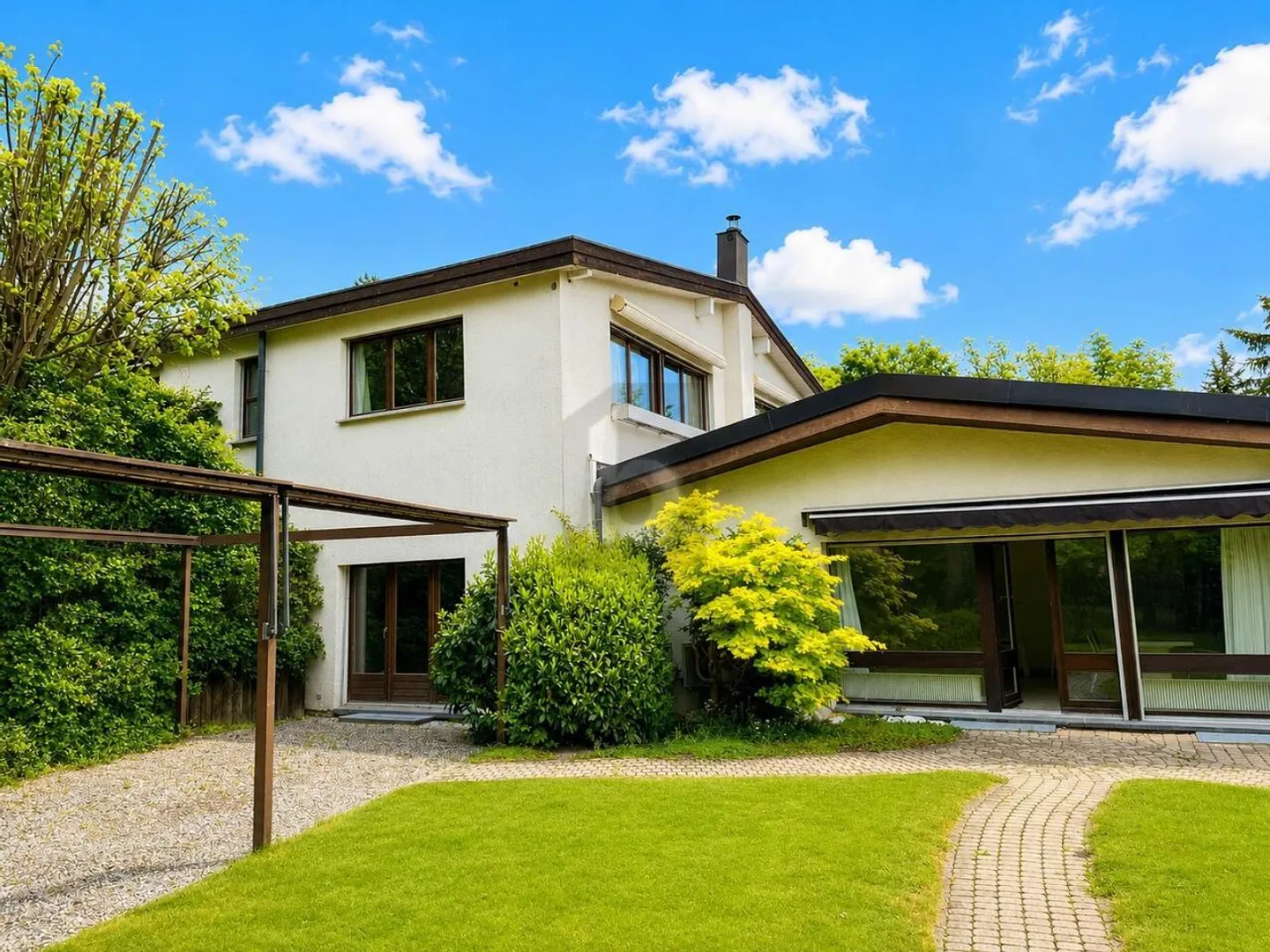 EXCLUSIVE, SPACIOUS AND UNIQUE - Photo 2 of 6