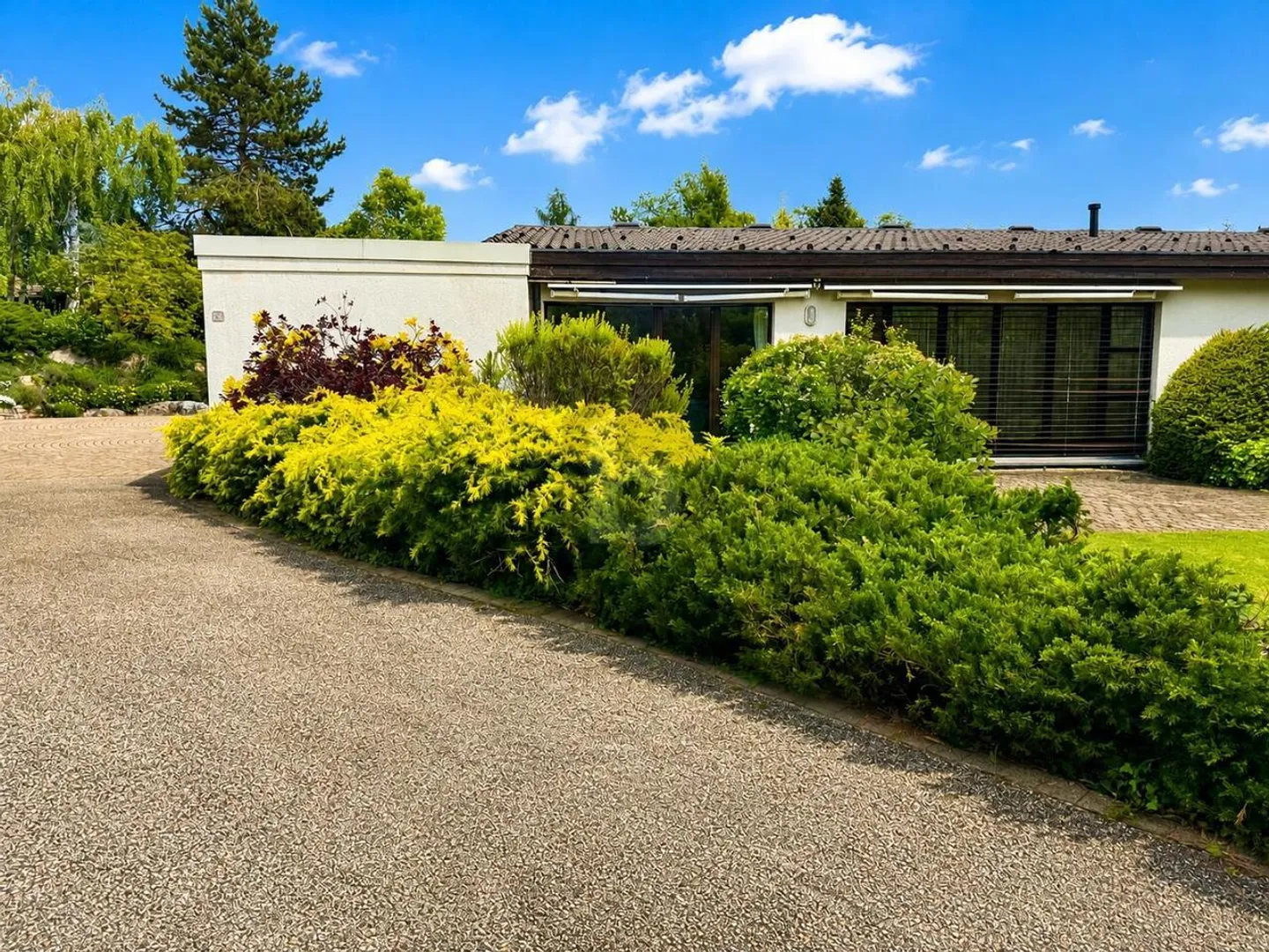 EXCLUSIVE, SPACIOUS AND UNIQUE - Photo 3 of 6