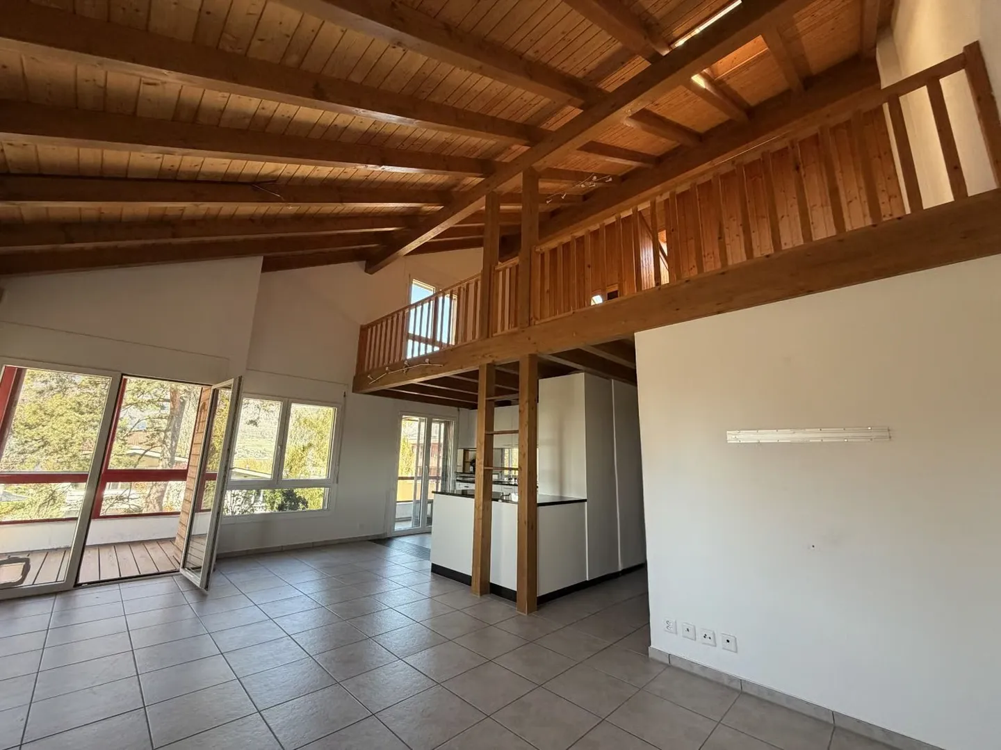 Bright 4.5 Room Gallery Apartment with Winter Garden and Balcony - Photo 2 of 13