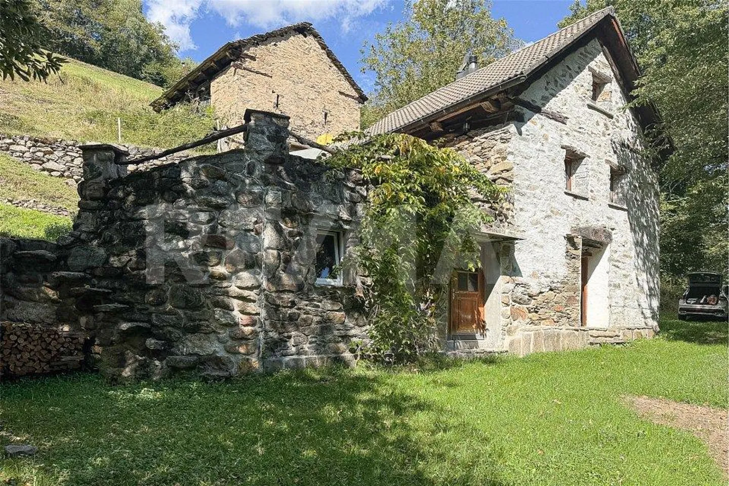 Rustico con stalla-fienile - Foto 1 di 13