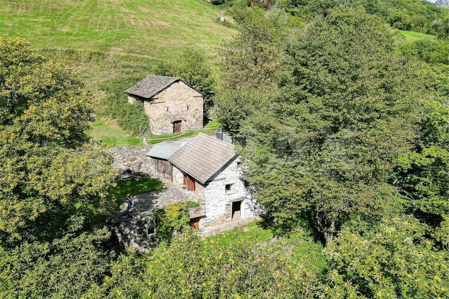 Rustico con stalla-fienile - Foto 2 di 13