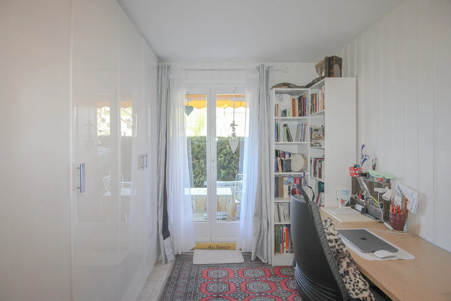 Appartement PPE rénové avec 3.5 pièces, belle terrasse et jardin - Photo 12 sur 22