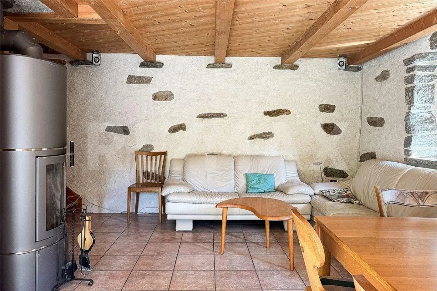 Rustico con stalla-fienile - Foto 4 di 13