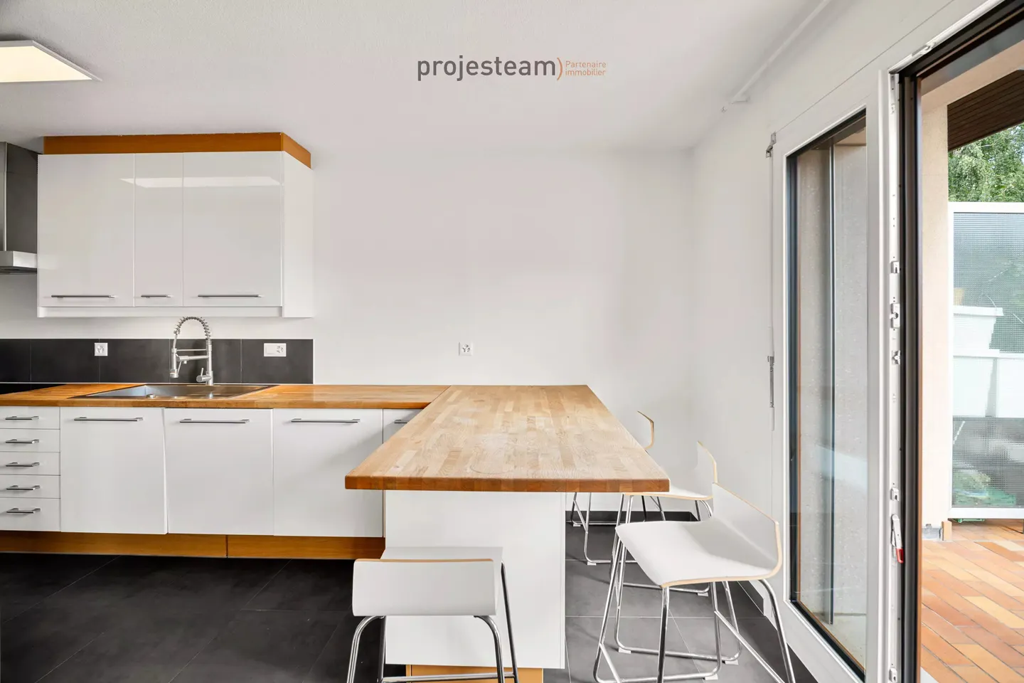 Appartement rénové avec balcons - Photo 3 sur 23