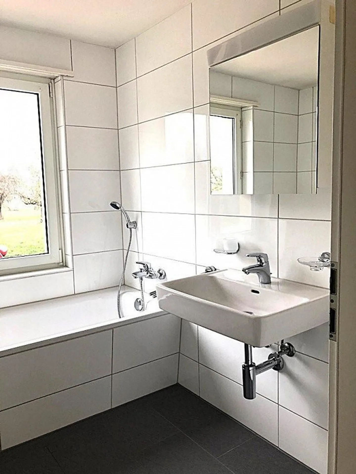 Enjoy the view of the mountains - Photo 5 of 7