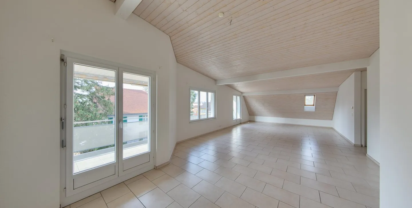 Geräumige Dachwohnung in Aesch - Foto 1 von 17