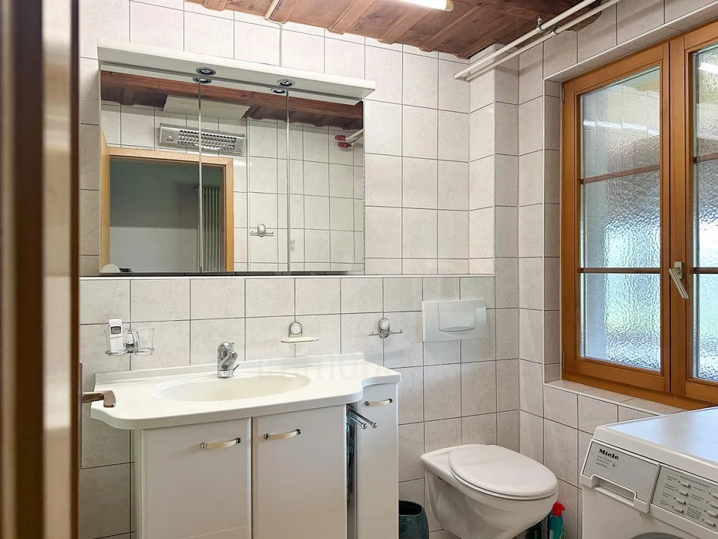 Large 4.5 Room Apartment in Farmhouse in Hinterfultigen - Photo 7 of 10