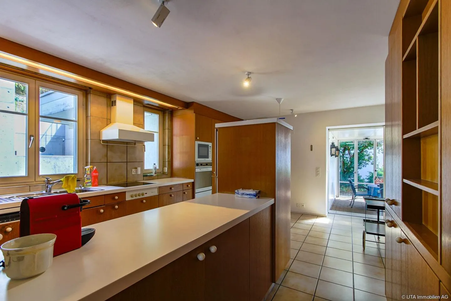 Two-family house in a central location with attractive renovation potential - Photo 2 of 16