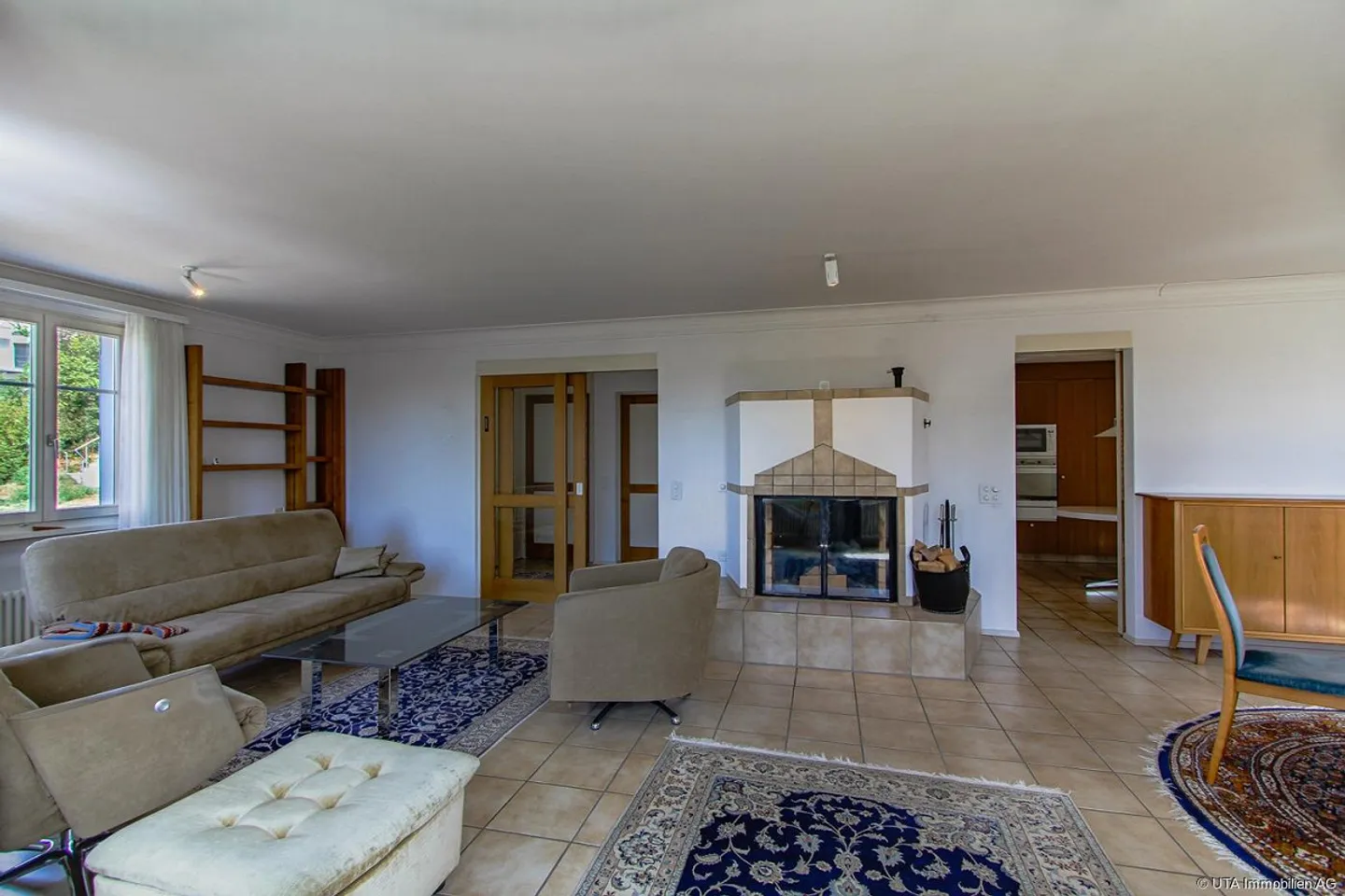 Two-family house in a central location with attractive renovation potential - Photo 4 of 16