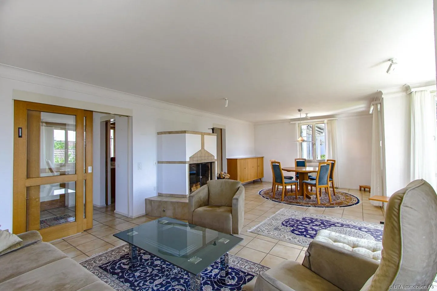 Two-family house in a central location with attractive renovation potential - Photo 5 of 16