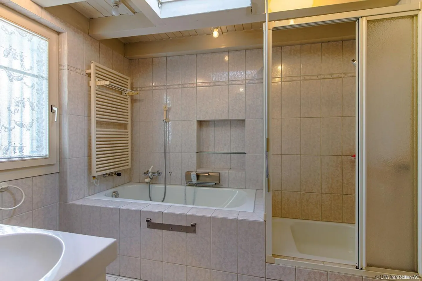 Two-family house in a central location with attractive renovation potential - Photo 8 of 16