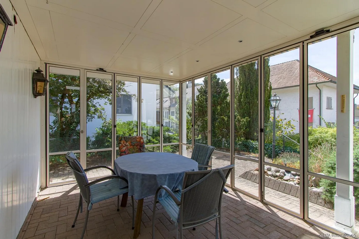 Two-family house in a central location with attractive renovation potential - Photo 10 of 16