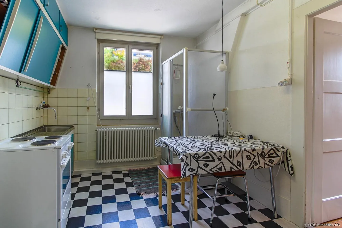Two-family house in a central location with attractive renovation potential - Photo 11 of 16