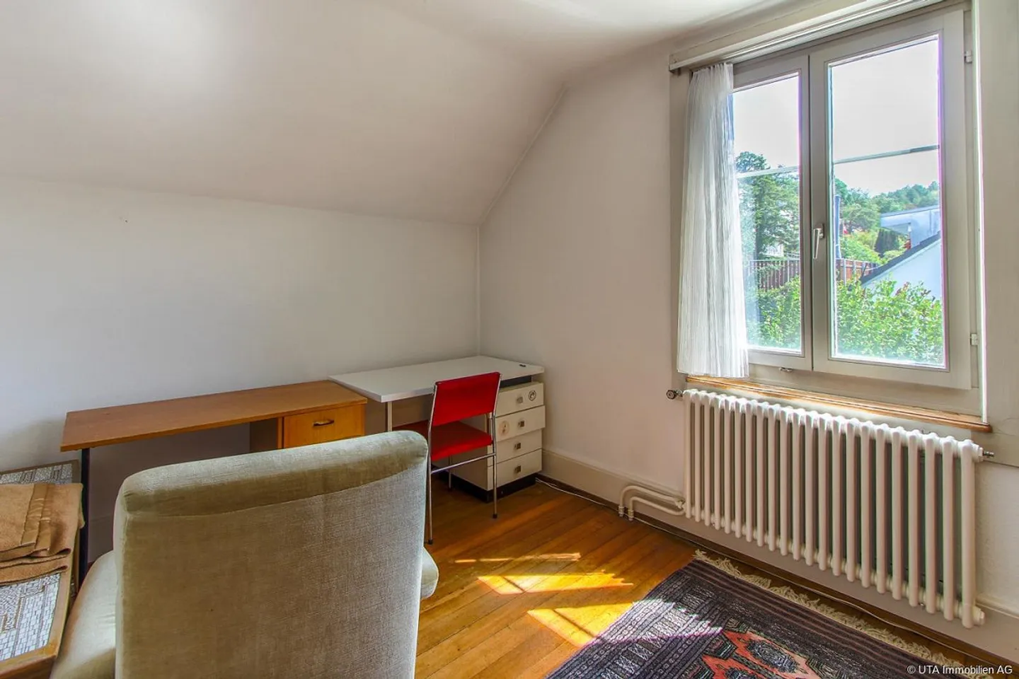 Two-family house in a central location with attractive renovation potential - Photo 14 of 16