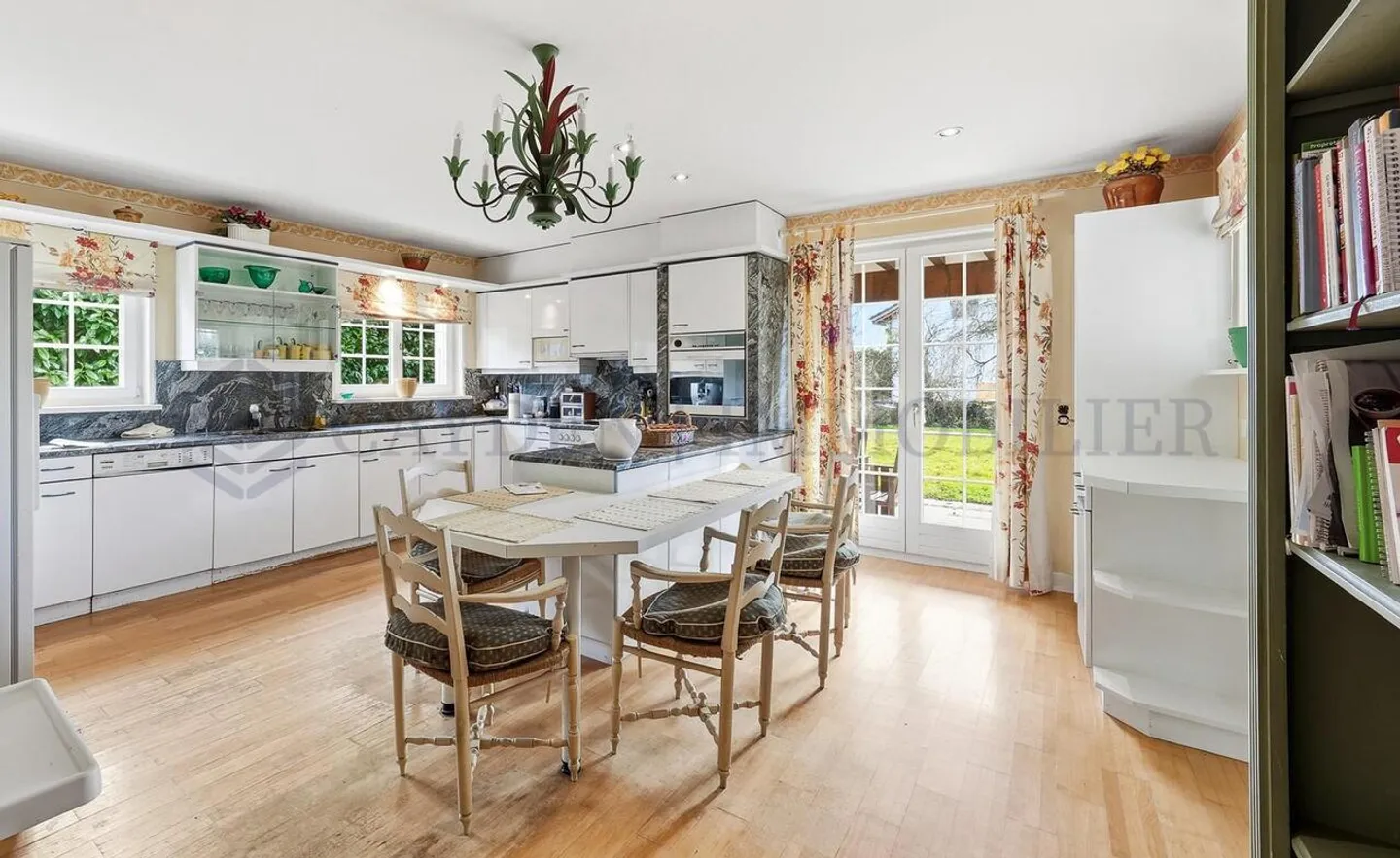 Elegante Villa mit Innenpool - Foto 4 von 9