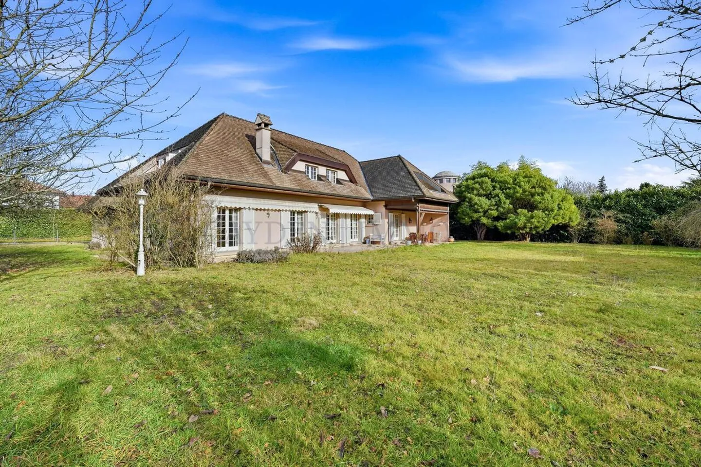 Elegante Villa mit Innenpool - Foto 9 von 9