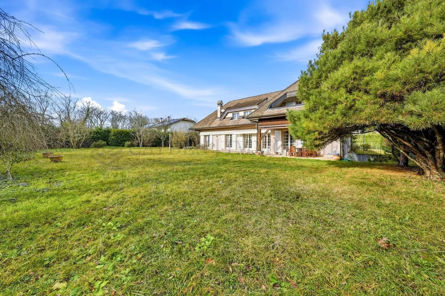 Elegante Villa mit Innenpool - Foto 1 von 9