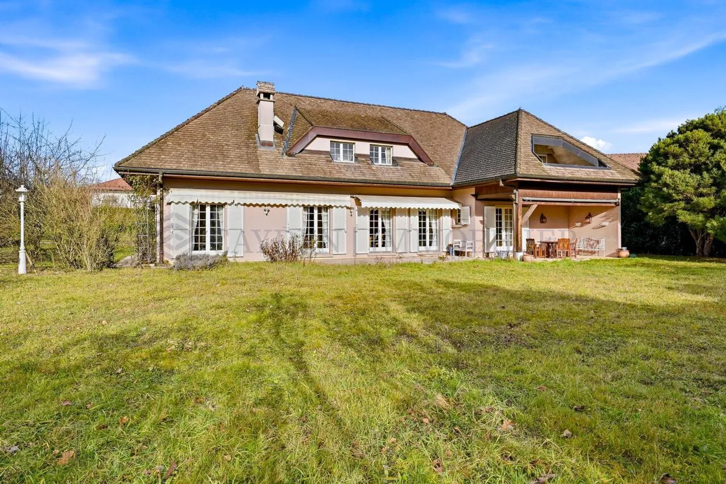 Elegante Villa mit Innenpool - Foto 2 von 9