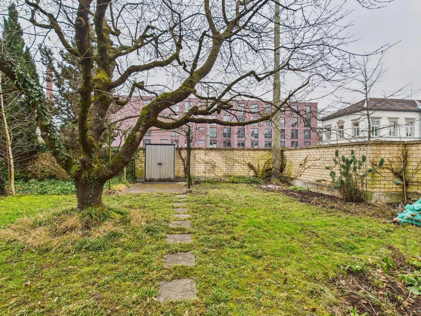 EMPLACEMENT CENTRAL AVEC ESPACE DE JARDIN - Photo 1 sur 6