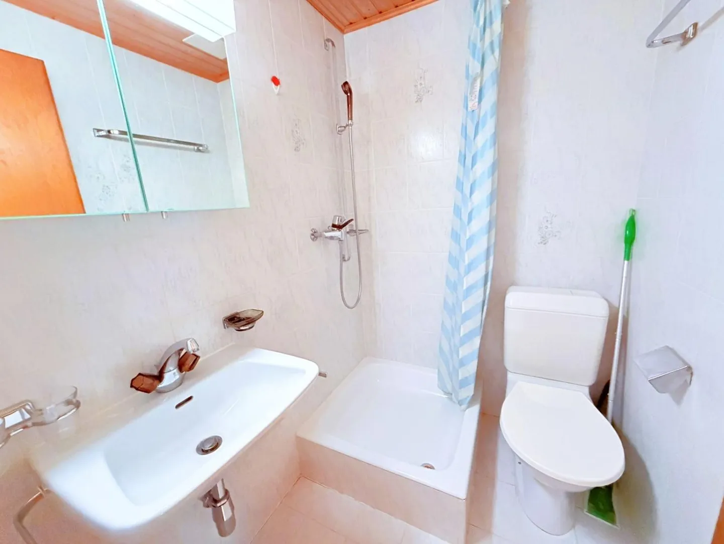 Appartement agréable de 1,5 pièce rénové (sol, murs, etc.) - Idéalement situé au cœur de Montana - Emplacement très calme - Photo 8 sur 10