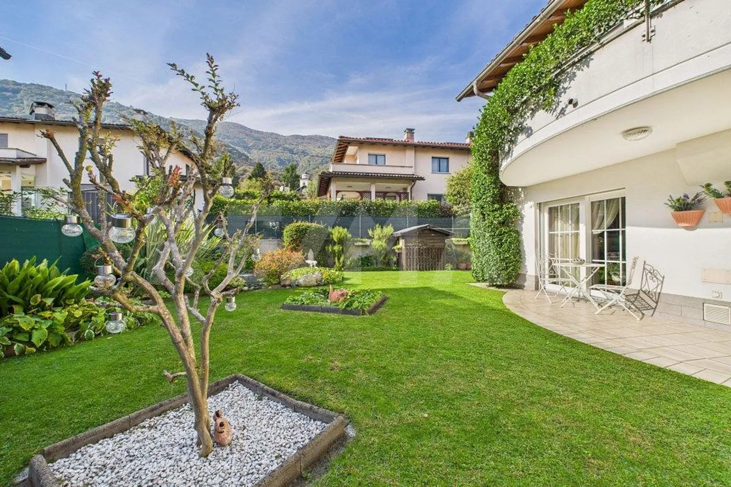 Casa bifamiliare elegante con bellissimo giardino a Bedano - Foto 2 di 13
